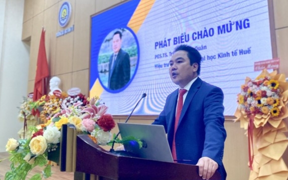 PGS.TS Trương Tấn Quân - Hiệu trưởng Trường ĐH Kinh tế, ĐH Huế phát biểu tại Hội nghị.