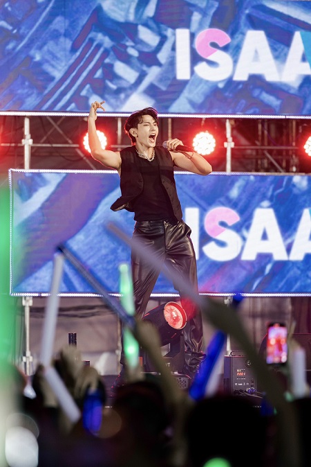 Ca sĩ Isaac trình diễn cực cháy tại sân khấu VPBank Can Tho Music Night Run 2024