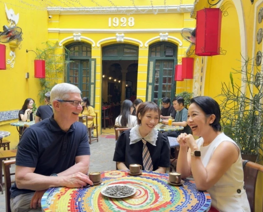 CEO Apple -Tim Cook gặp gỡ ca sĩ Mỹ Linh, Mỹ Anh. Ảnh: Trang cá nhân X của Tim Cook