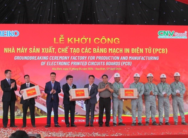 Thủ tướng Chính phủ Phạm Minh Chính tặng quà cho công nhân lao động tại công trường