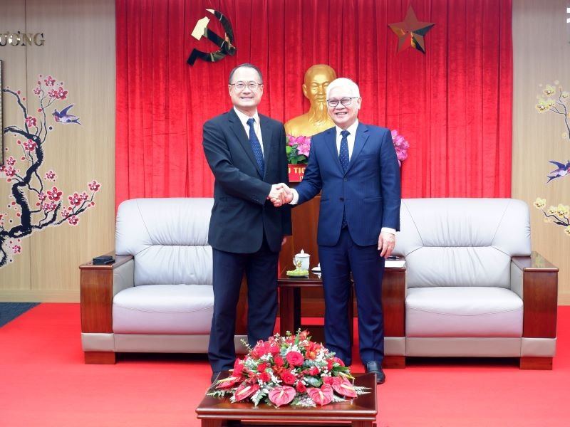 Tiến sĩ Jonathan Choi (trái) và ông Nguyễn Văn Lợi - Ủy viên Trung ương Đảng, Bí thư Tỉnh ủy tỉnh Bình Dương (phải)