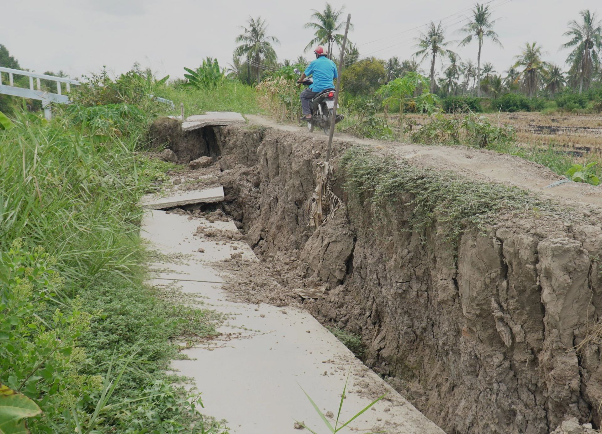 Đường giao thông bị hư hỏng do sụt lún đất, ảnh hưởng đến việc đi lại và giao thương của người dân