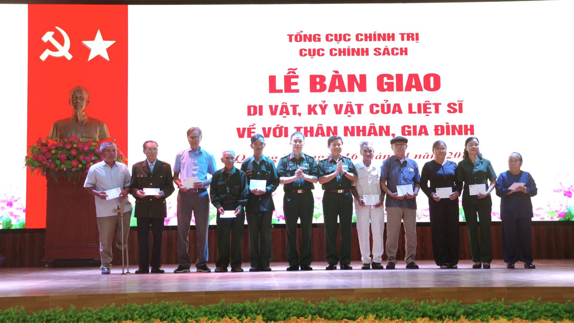 Cục Chính sách Tổng Cục Chính trị tặng quà cho 10 gia đình chính sách, người có công tiêu biểu của hai huyện Cam Lộ và Hải Lăng