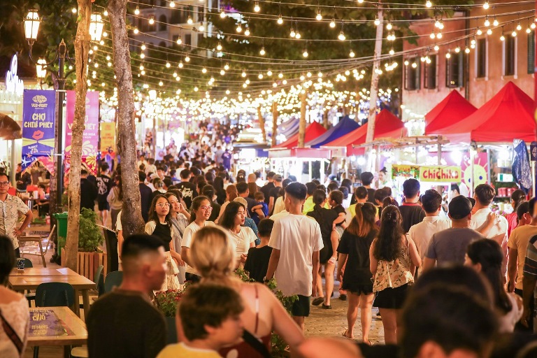 Chợ đêm Vui Phết - Thiên đường ẩm thực và mua sắm tại Thị trấn Hoàng Hôn, Phú Quốc