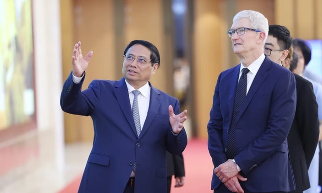 Thủ tướng Phạm Minh Chính và Giám đốc điều hành Tập đoàn Apple Tim Cook tham quan Trụ sở Chính phủ. (Ảnh: TTXVN)