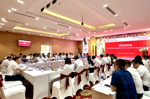 Conference connecting Agribank, Hoa Binh provincial branch and local businesses