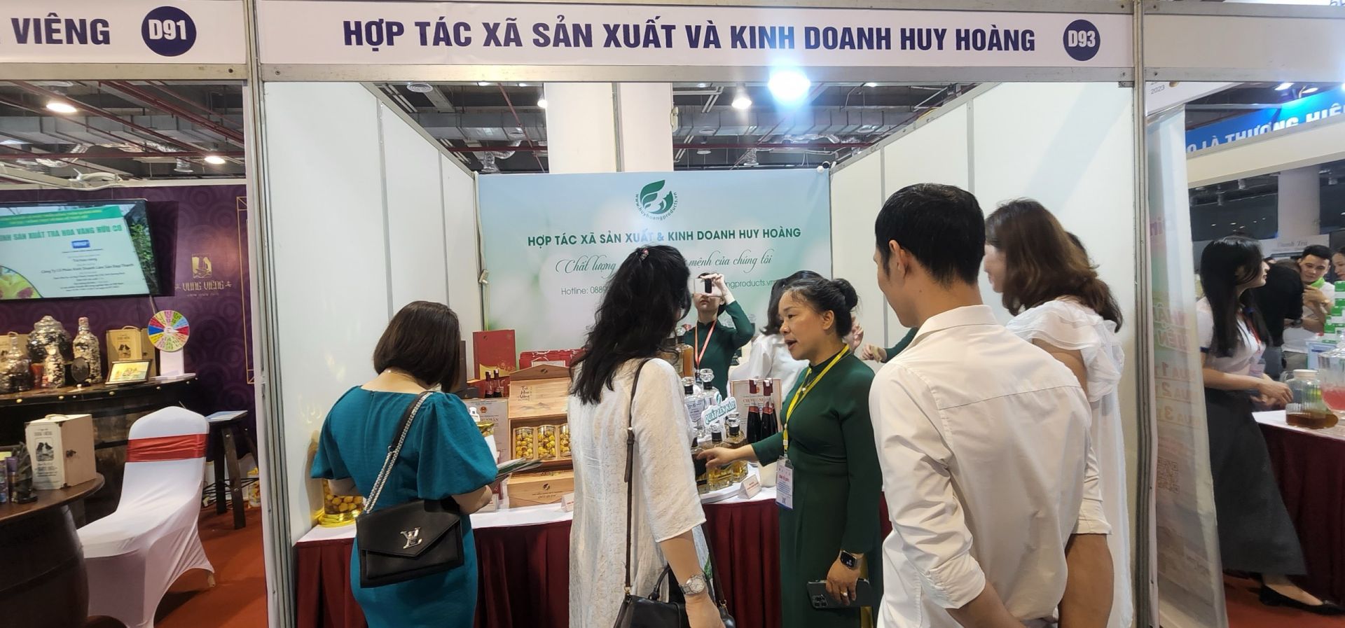 The exhibition and trade promotion event was attended by nearly 150 exhibition booths of many large and prestigious brands from member businesses of the Vietnam Young Entrepreneurs Association nationwide