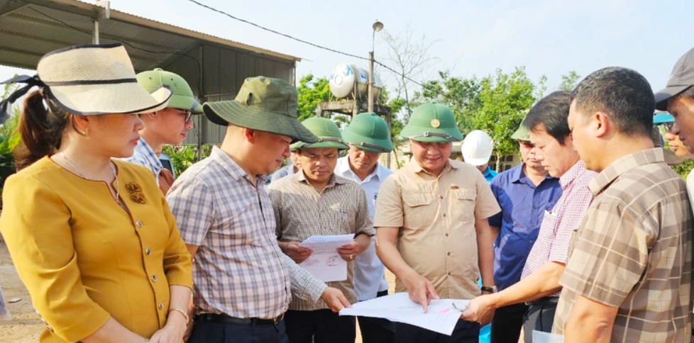 Lãnh đạo tỉnh Quảng Trị kiểm tra công tác giải phóng mặt bằng phục vụ thi công cao tốc Cam Lộ - Vạn Ninh tại huyện Vĩnh Linh.