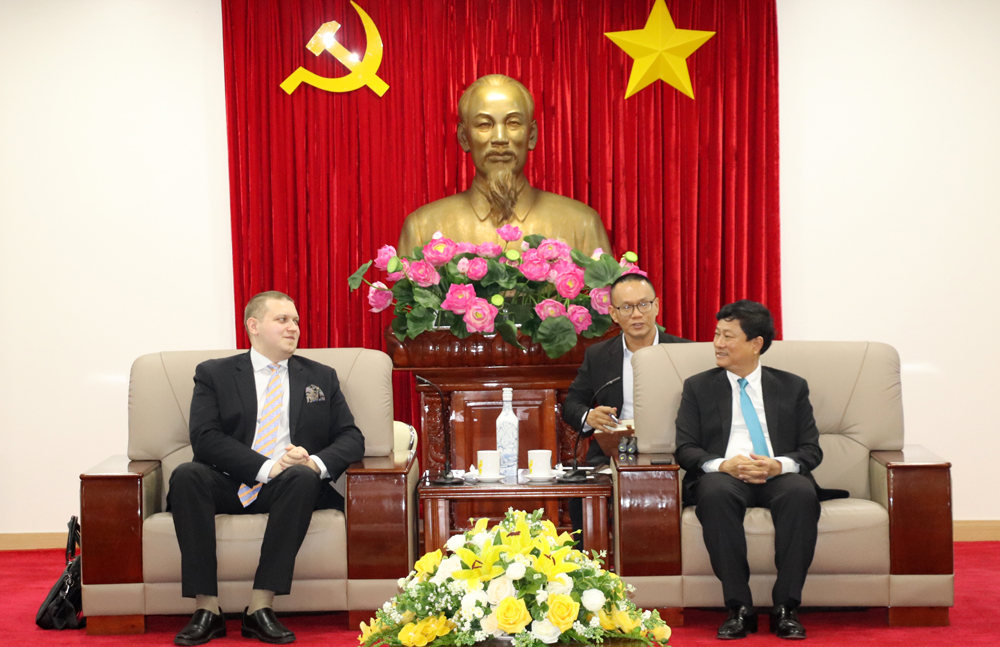Ông Võ Văn Minh - Chủ tịch UBND tỉnh tiếp và làm việc ông Urs Unkauf - Giám đốc điều hành Mạng lưới Kinh tế Toàn cầu BWA