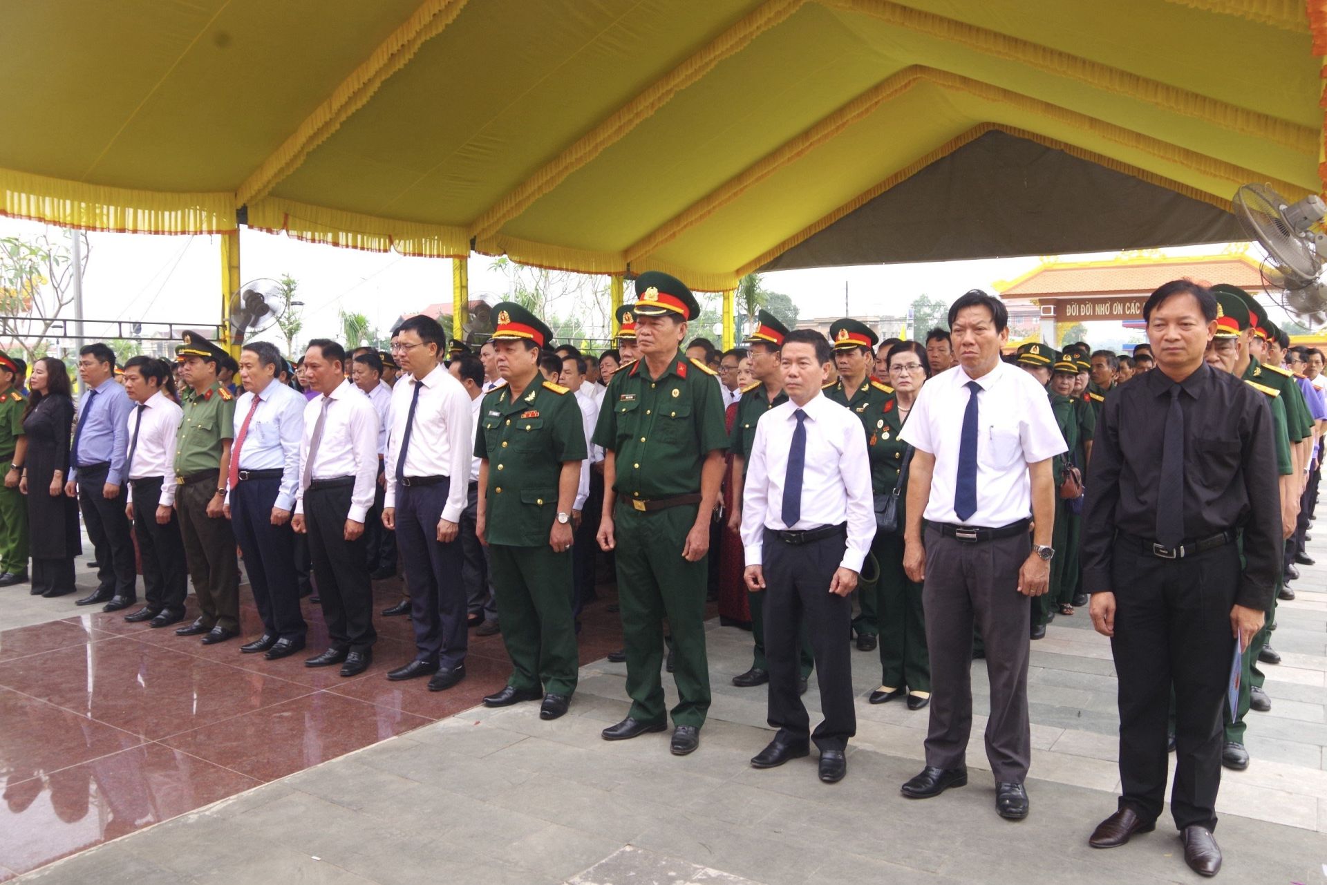 Toàn cảnh Lễ truy điệu và an táng 12 hài cốt liệt sĩ được Đội 584, Phòng Chính trị, Bộ CHQS tỉnh Quảng Trị quy tập trên địa bàn xã Hải Lâm.