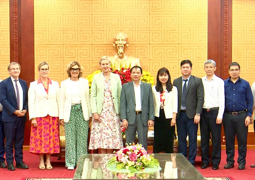 Chủ tịch UBND tỉnh Hòa Bình  Bùi Văn Khánh tiếp và làm việc với phái đoàn Nghị sĩ Pháp và đại diện Cơ quan Phát triển Pháp (AFD) tại Việt Nam.