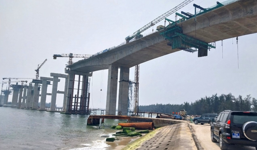 Công trình cầu vượt cửa Thuận An đã bắt đầu hình thành hình hài của một cây cầu chiến lược cho sự phát triển của tỉnh