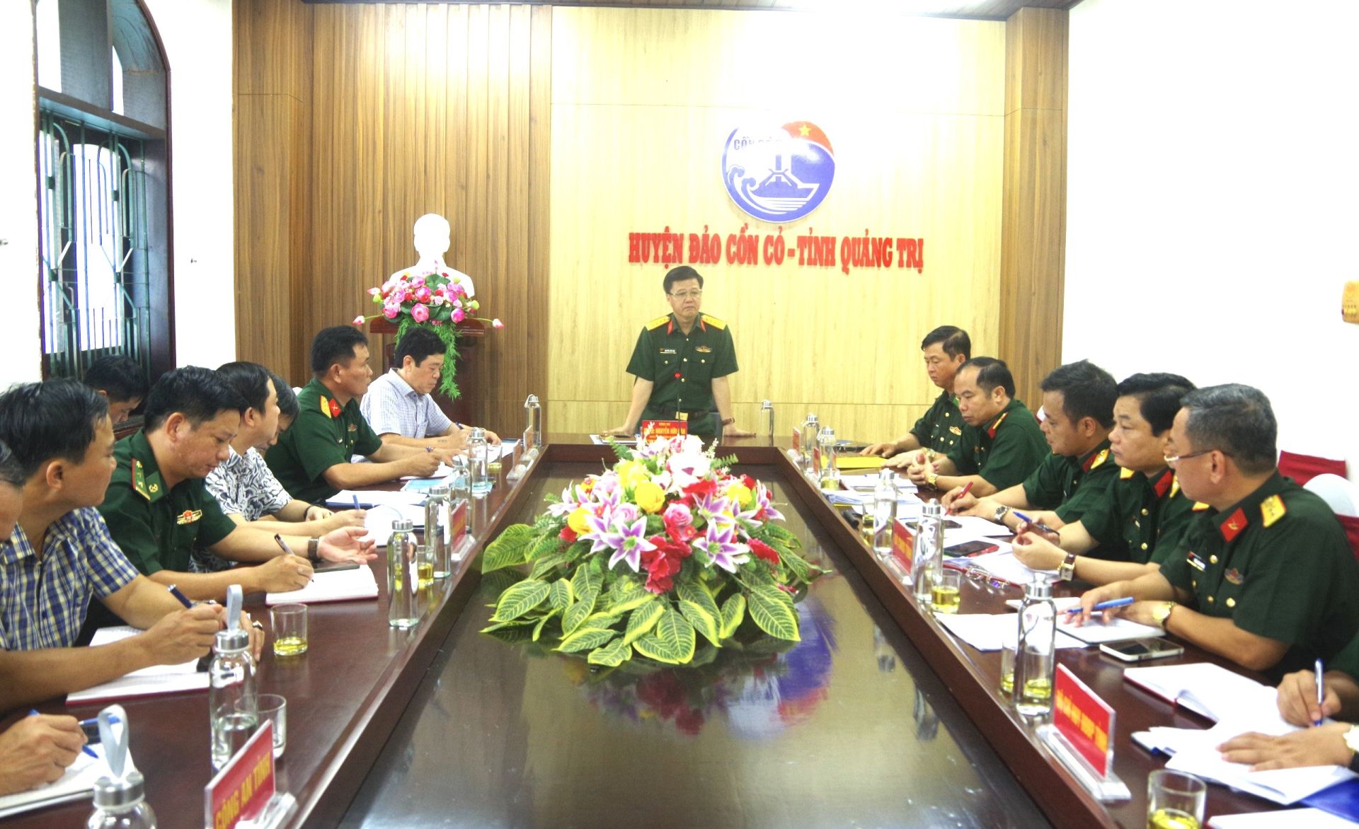 Ban Chỉ đạo diễn tập khu vực phòng thủ huyện đảo Cồn Cỏ - tỉnh Quảng Trị làm việc với UBND huyện về nội dung diễn tập khu vực phòng thủ