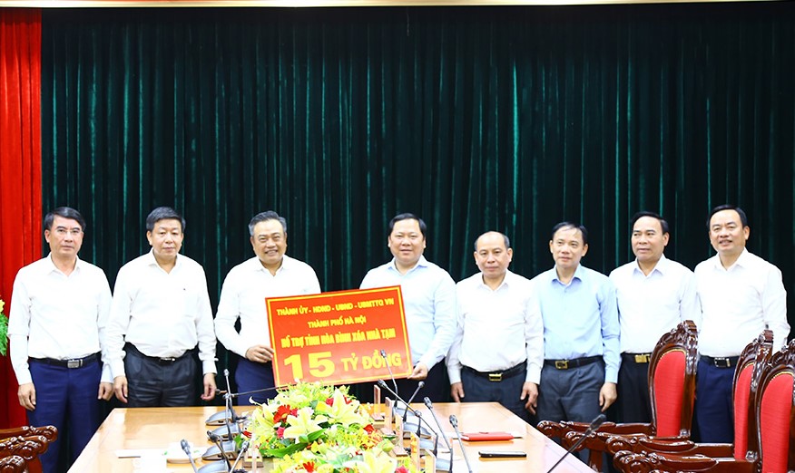 Chủ tịch UBND thành phố Hà Nội Trần Sỹ Thanh, trao ủng hộ tỉnh Hòa Bình xây dựng 300 ngôi nhà đại đoàn kết, giá trị 15 tỷ đồng.