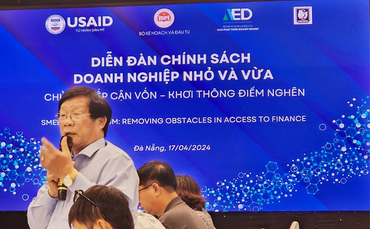 Mr Tran Duc Dung, Director of Humit Organic Fertiliser Joint Stock Company, Quang Ngai, representing enterprises participating in the forum