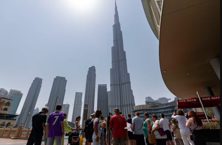 Khách du lịch tụ tập để ngắm nhìn tòa nhà Burj Khalifa ở Dubai. Chris Whiteoak / Quốc gia