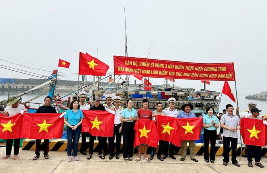 Lãnh đạo Agribank trao tặng quà và cờ Tổ quốc cho ngư dân tại huyện đảo Cồn Cỏ (Quảng Trị)