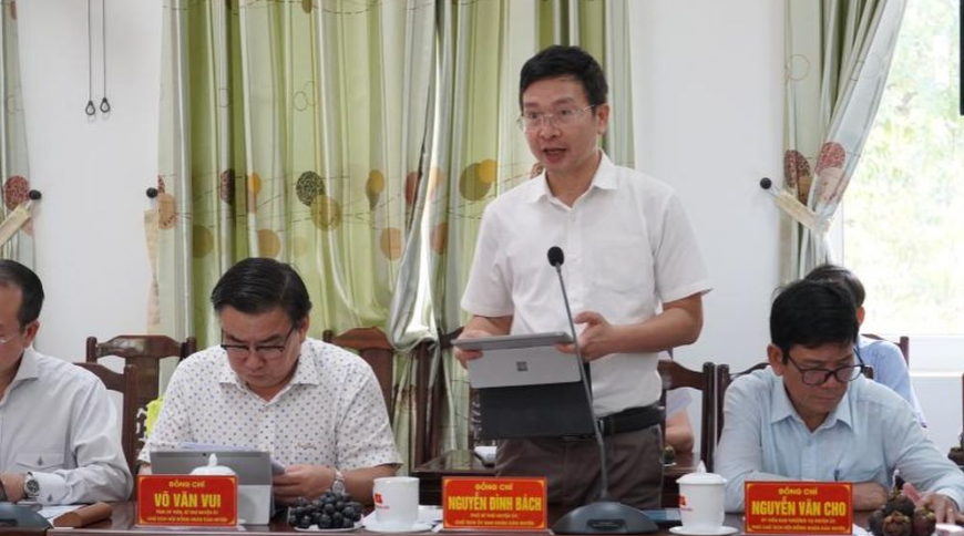 Phó Bí thư Huyện ủy, Chủ tịch UBND huyện Phong Điền Nguyễn Đình Bách phát biểu tại buổi làm việc