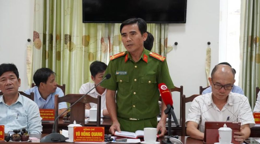 Thượng tá Nguyễn Ngọc Thông, Phó trưởng Công an huyện Phong Điền báo cáo tình hình thực tế tại địa phương