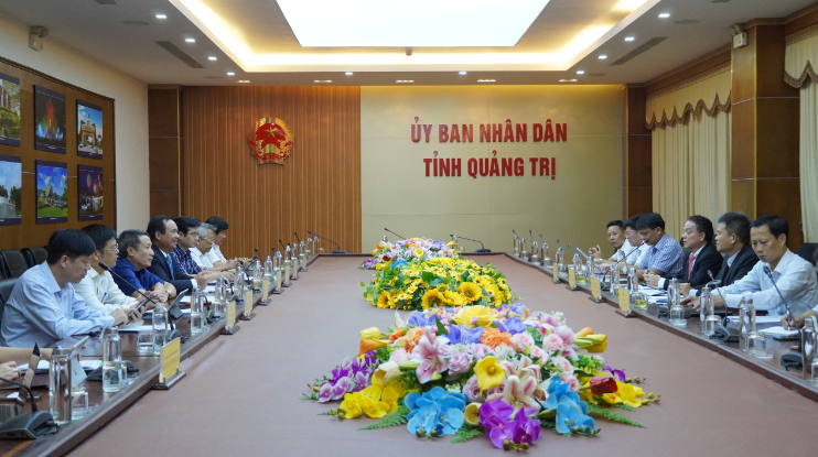 Chủ tịch UBND tỉnh Võ Văn Hưng trao đổi với đại diện Công ty Năng lượng ENI Việt Nam một số nội dung hợp tác