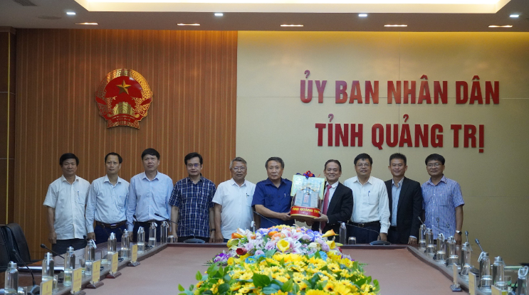 Phó Chủ tịch Thường trực UBND tỉnh Hà Sỹ Đồng tặng quà lưu niệm cho đại diện Công ty Năng lượng ENI Việt Nam
