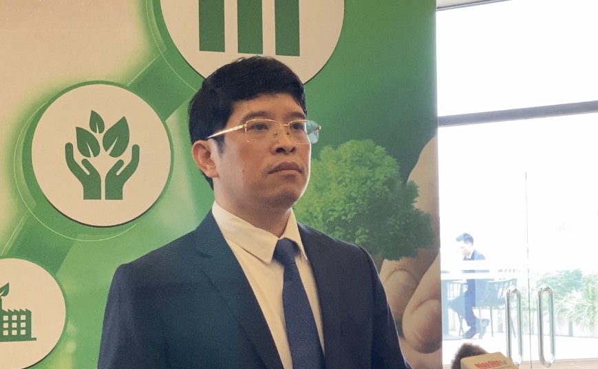 Mr Nguyen Dinh Tho - Director of the Institute of Strategy and Policy on Natural Resources and Environment shared with reporters. (Photo: Linh Chi)