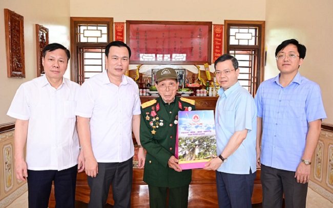 Chủ tịch UBND tỉnh Nguyễn Văn Sơn và lãnh đạo Sở Lao động - Thương binh - Xã hội, lãnh đạo huyện Chiêm Hóa tặng quà chiến sỹ Điện Biên Ma Trọng Tiến.