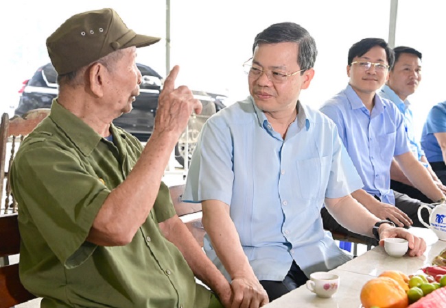 Chủ tịch UBND tỉnh Nguyễn Văn Sơn thăm hỏi chiến sỹ Điện Biên Đinh Văn Phiền.