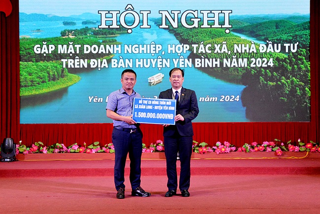 Lãnh đạo huyện Yên Bình tiếp nhận ủng hộ nguồn lực, đóng góp quỹ “Vì người nghèo” và quỹ “Xây dựng nông thôn mới” của các doanh nghiệp năm 2024