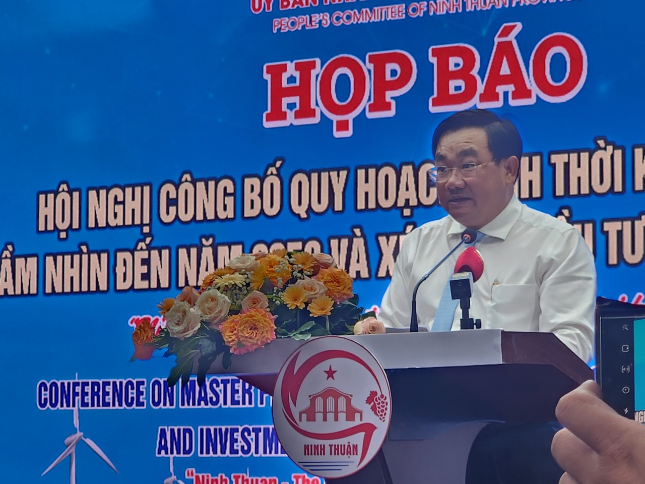 Ông Trần MInh Hoàng - PCT UBND Tỉnh Ninh Thuận phát biểu chia sẻ thông tin với báo giới