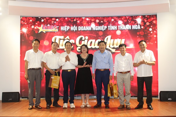 Hiệp hội Doanh nghiệp tỉnh Thanh Hóa cũng có những món quà tri ân gửi đến các doanh nhân là cựu chiến binh.