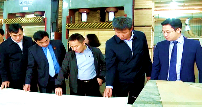 Các đồng chí lãnh đạo tỉnh Yên Bái thăm quac mô hình HTX kiểu mới hoạt động có hiệu quả