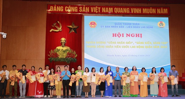 LĐLĐ Thành phố và LĐLĐ quận Thanh Xuân đã trao chứng nhận Công nhân giỏi năm 2024
