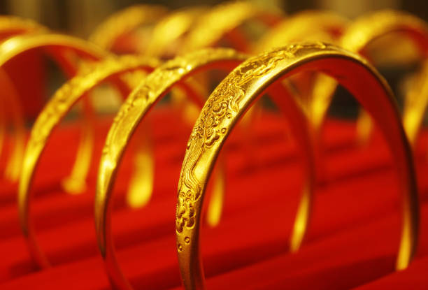 Lo sợ về tình hình kinh tế yếu kém, người dân Trung Quốc đổ xô đi mua vàng