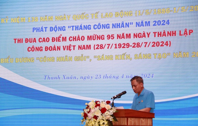Cao Dac Tien, Chairman of Thanh Xuan District LF, delivers a welcome speech and reviews the tradition of International Labour Day on May 1