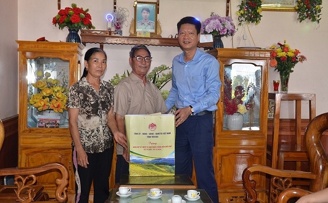 Yên Bái: Lãnh đạo UBND tỉnh thăm, tặng quà gia đình thân nhân liệt sỹ, chiến sỹ Điện Biên, Cựu TNXP trên địa bàn huyện Văn Yên
