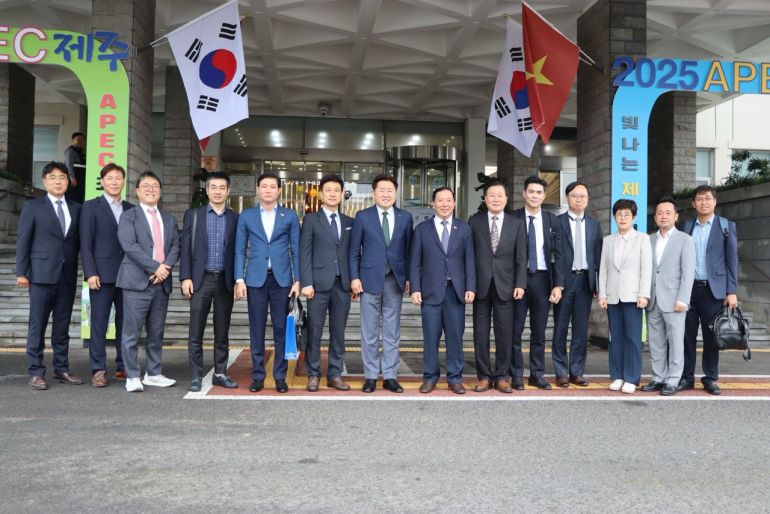 Đoàn công tác tỉnh Long An làm việc tại Văn phòng Chính quyền tỉnh Jeju