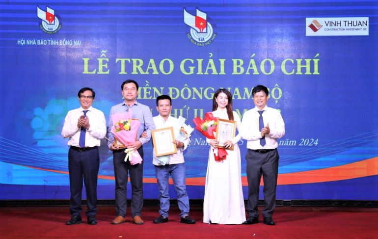 Nhóm tác giả Nguyễn Thanh Tuyên, Nguyễn Thanh Long, Huỳnh Mỹ Vân (Đài Phát thanh và truyền hình Bình Dương) đoạt giải Nhất ở thể loại phát thanh – truyền hình