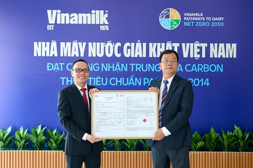 Ông Lê Duyên Anh, Tổng giám đốc BSI Việt Nam (bên trái) trao chứng nhận trung hòa carbon cho ông Nguyễn Thế Hòa - Giám đốc Nhà máy Nước giải khát Việt Nam (bên phải