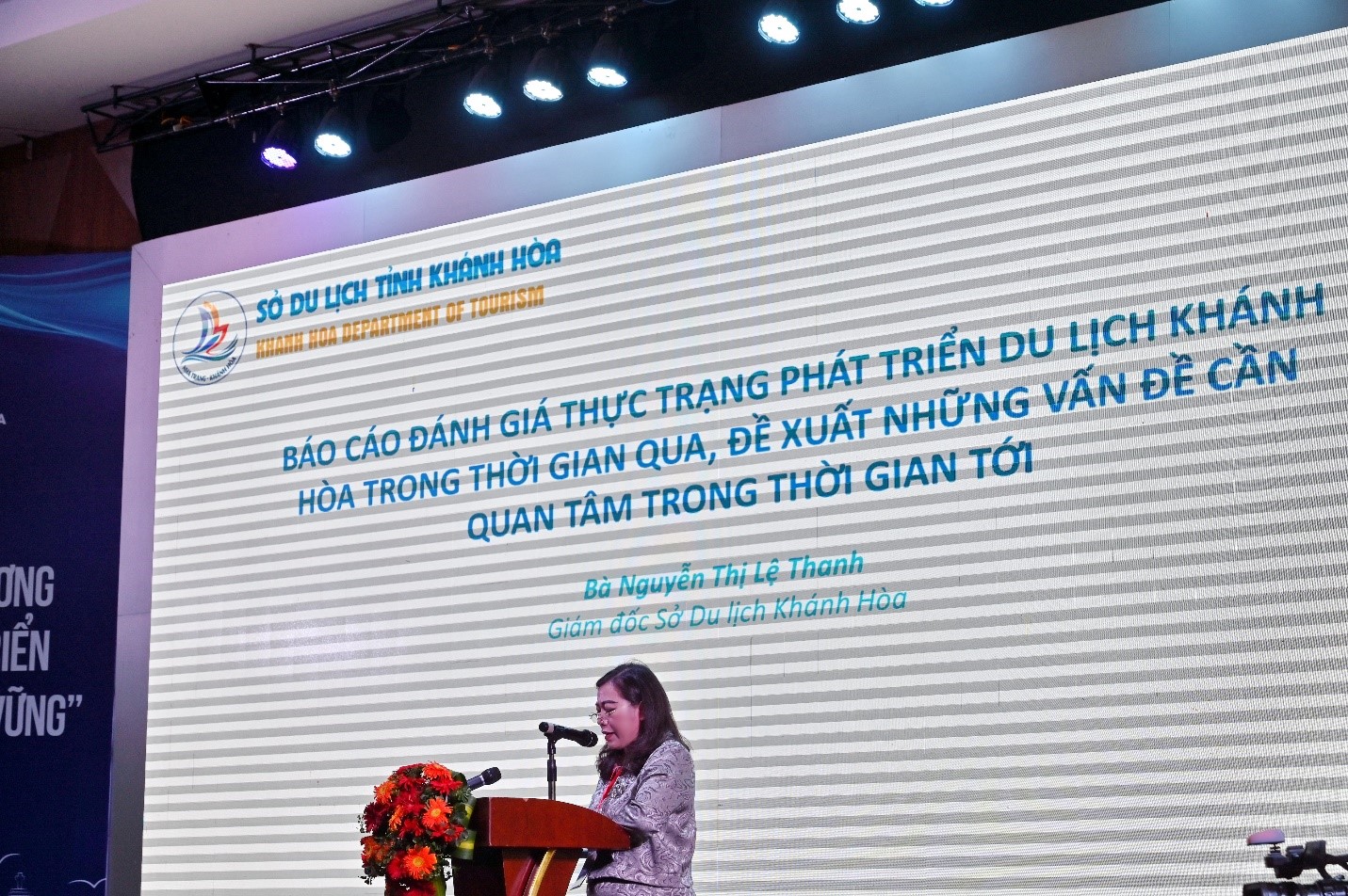 Bà Nguyễn Thị Lệ Thanh, Giám đốc Sở Du lịch Khánh Hòa phát biểu đánh giá thực trạng du lịch Khánh Hòa và những vấn đề cần quan tâm 
Ảnh Ngọc Vân