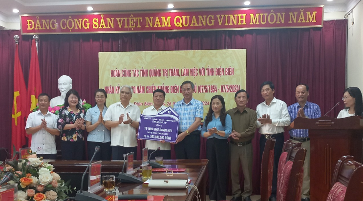 Phó Bí thư Thường trực Tỉnh ủy, Chủ tịch HĐND tỉnh Nguyễn Đăng Quang trao biểu trưng tặng nhà đại đoàn kết cho các hộ khó khăn tỉnh Điện Biên