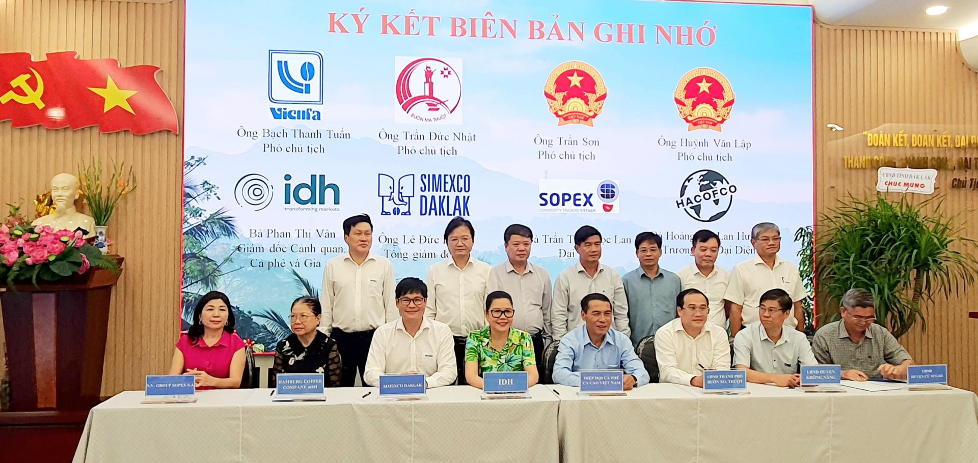 Leaders of Simexco Dak Lak and 8 units, including associations, non-governmental organisations and local authorities, signed a memorandum of understanding on ensuring coffee production in compliance with EUDR