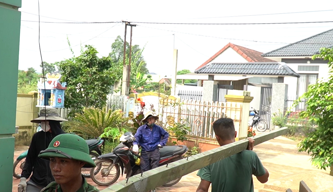 Chính quyền địa phương huyện Cam Lộ huy động lực lượng tình nguyện hỗ trợ người dân tháo dỡ nhà cửa, giải phóng mặt bằng