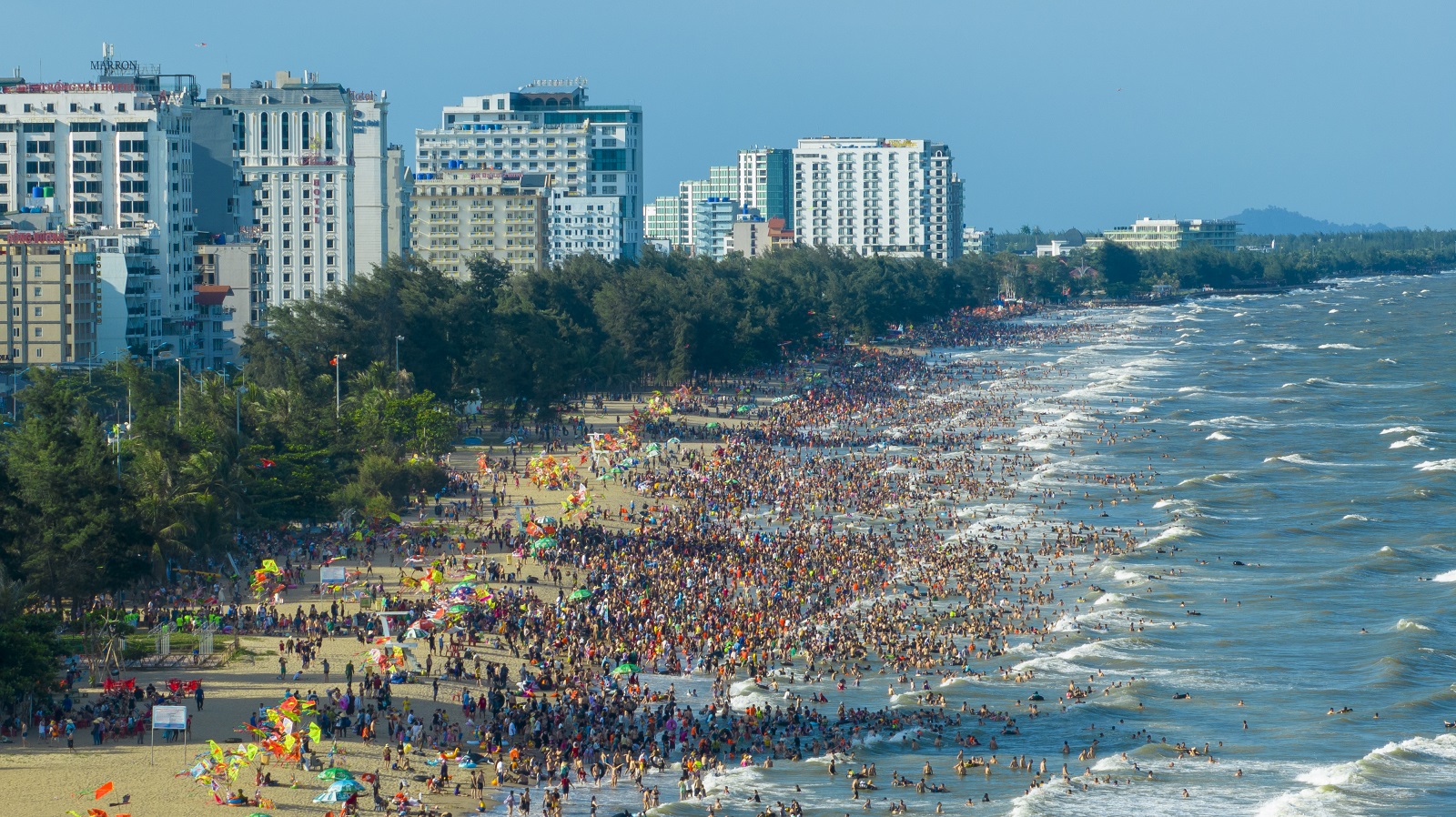 Bãi biển Sầm Sơn sôi động mỗi dịp hè về