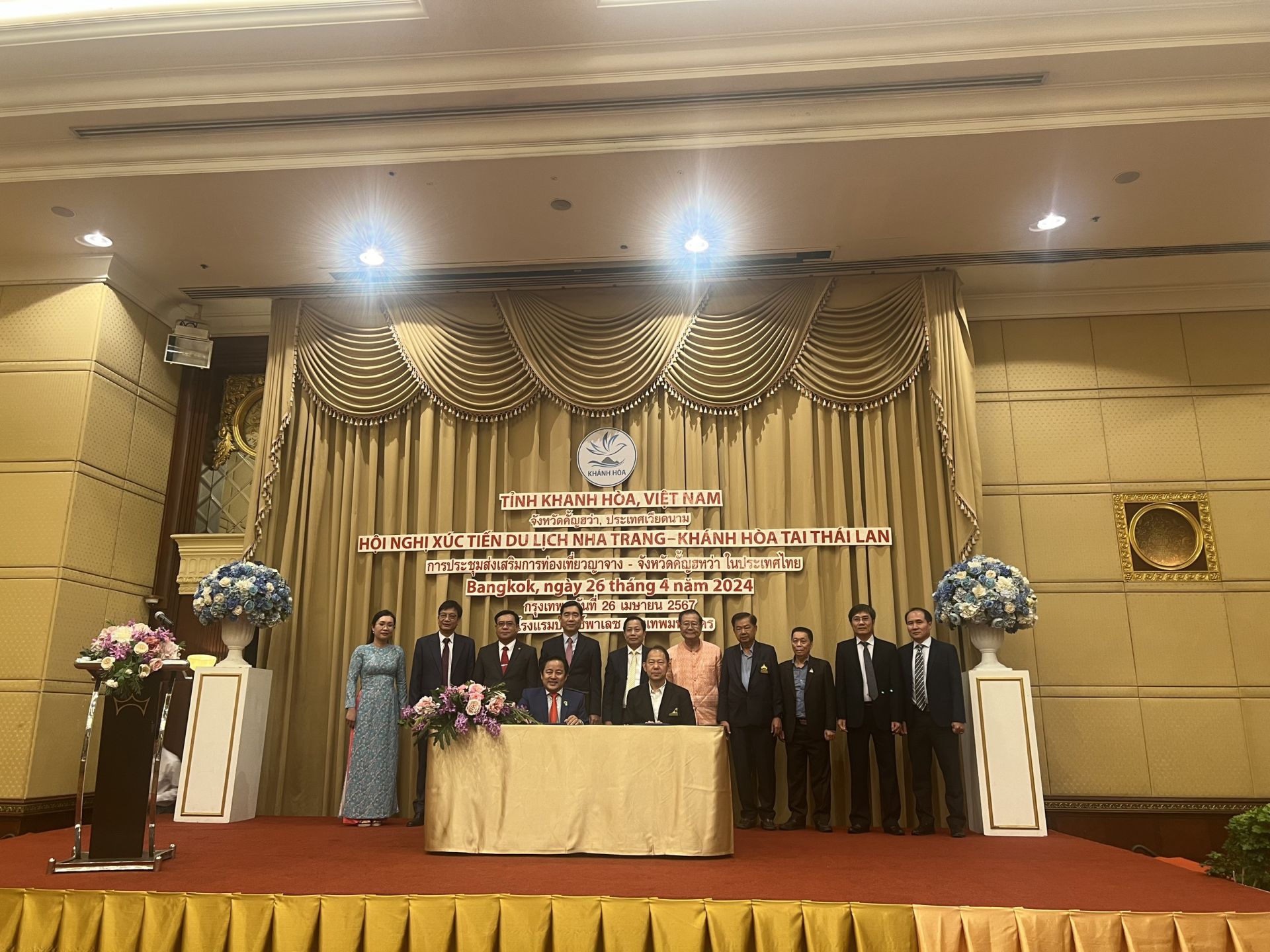 Phó Bí thư Tỉnh ủy Hà Quốc Trị và các đại biểu chứng kiến lễ ký kết Biên bản hợp tác phát triển du lịch giữa Hiệp hội Du lịch Nha Trang - Khánh Hòa và các Hiệp hội Du lịch Thái Lan.