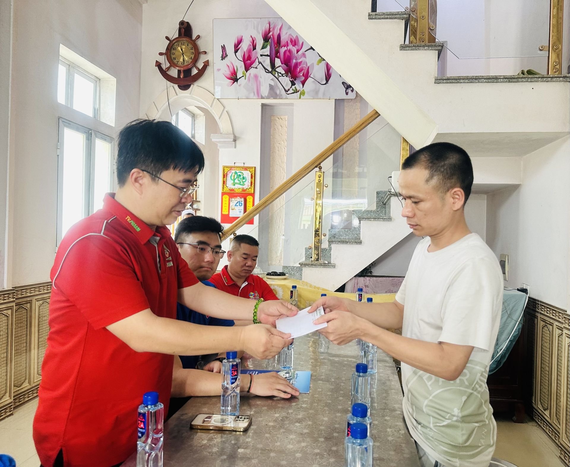 Ông Hà Ngọc Sơn đến thăm và trao quà cho một số gia đình ngư dân ở xã Quảng Nham, huyện Quảng Xương vừa có người thân bị thiệt mạng khi đánh bắt cá trên biển