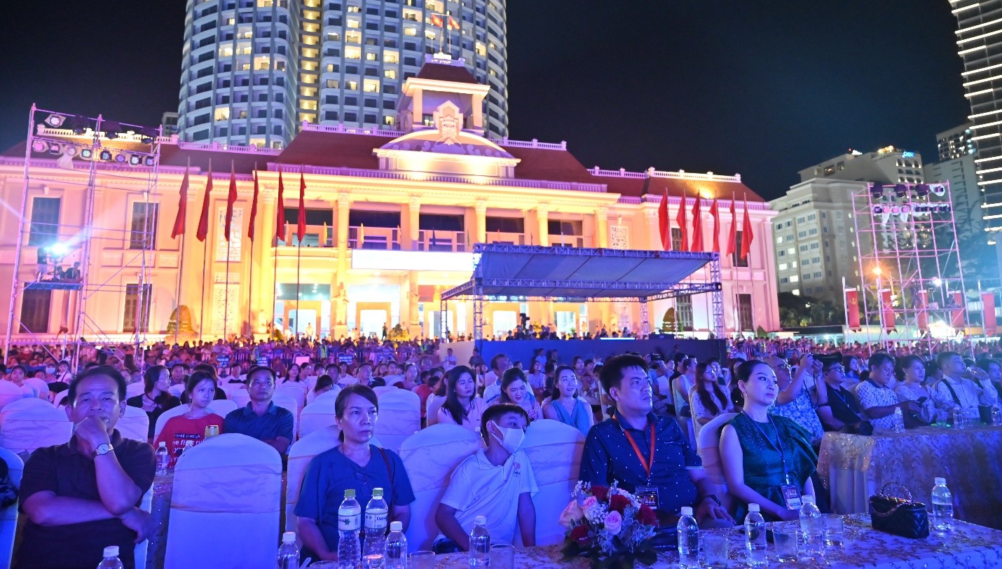 Cả ngàn người dân Nha Trang và du khách đến thưởng thức đêm khai mạc với chủ đề 