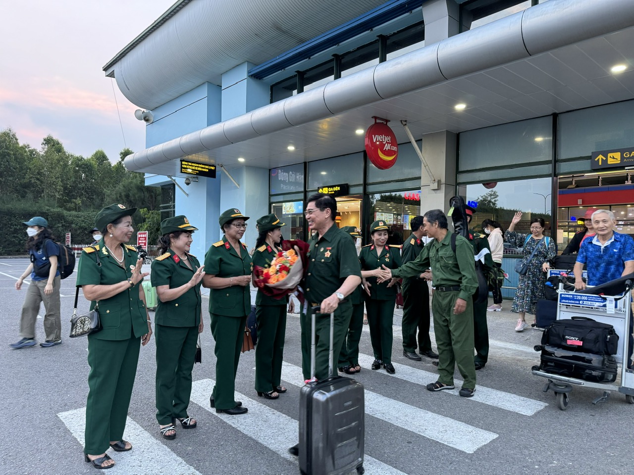 Sự đón tiếp nhiệt thành của Hội Truyền thống Trường Sơn - đường Hồ Chí Minh dành cho CLB Trái tim người lính miền Tây