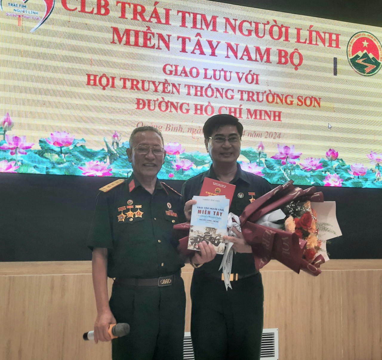 Chủ tịch CLB Trái tim người lính miền Tây tặng sách cho cựu chiến binh Nguyễn Quốc Trưởng , Chủ tịch Hội Truyền thống Trường Sơn - đường Hồ Chí Minh