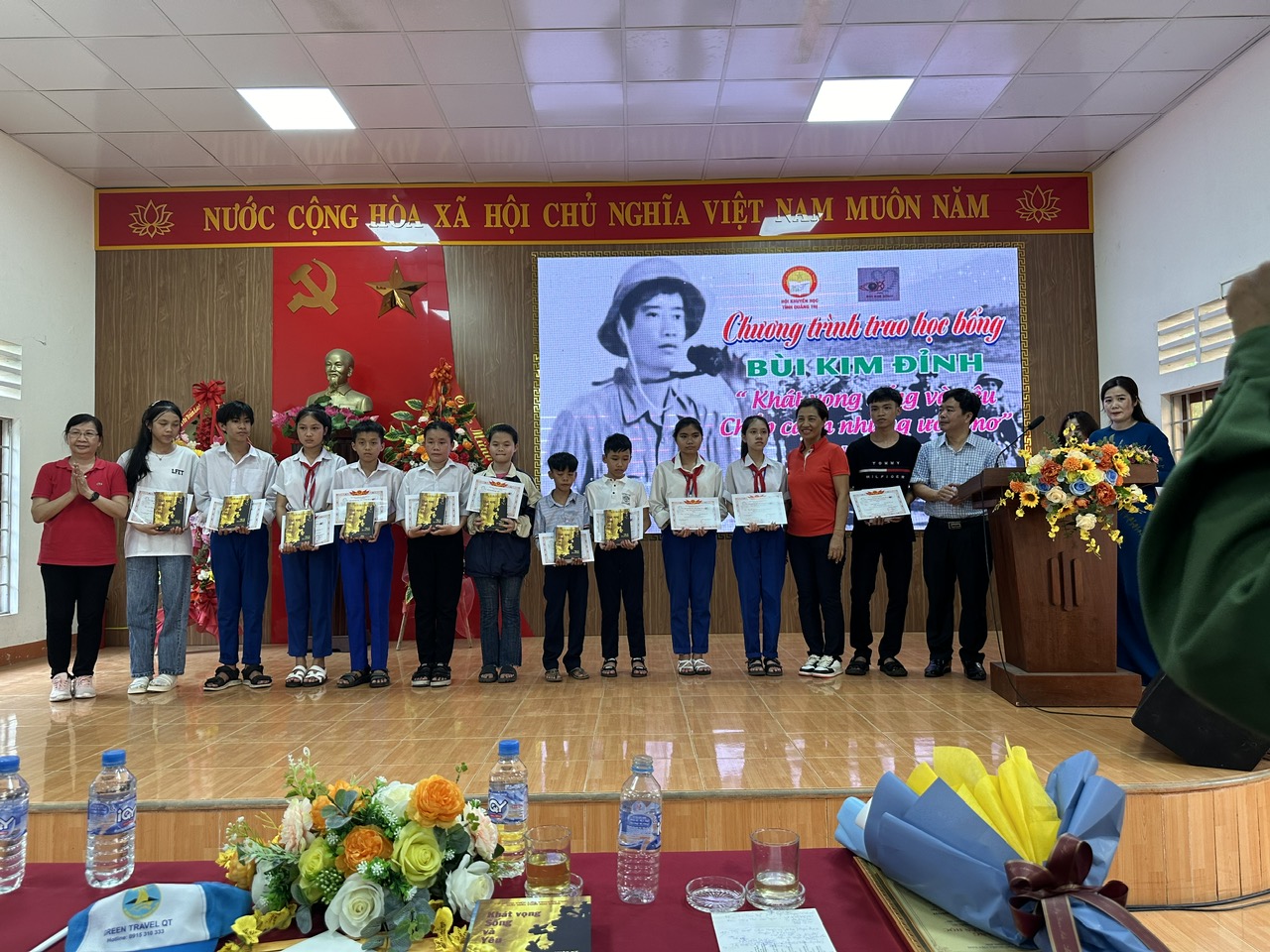 Tặng học bổng và tặng sách cho học sinh nghèo hiếu học tại Trường THCS Gio Linh, Quảng Trị